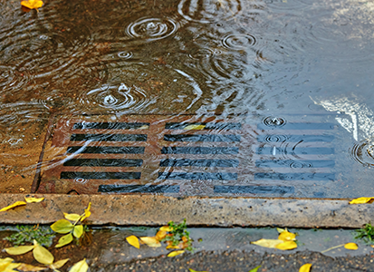 Warum Regenrückhaltung? Regenwasser das in Kanalisation fließt