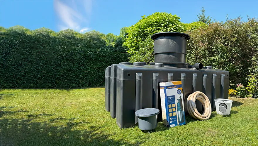 Flachtank Zisterne Zisterne steht im Garten