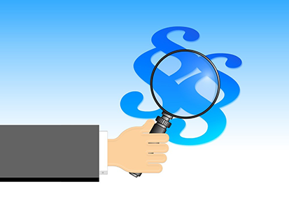 Rechtliche Rahmenbedingungen Zisterne Hand mit Lupe und Paragraph