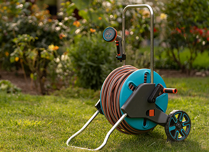 Regenwasseranlage für Gartenbewässerung Schlauchwagen im Garten